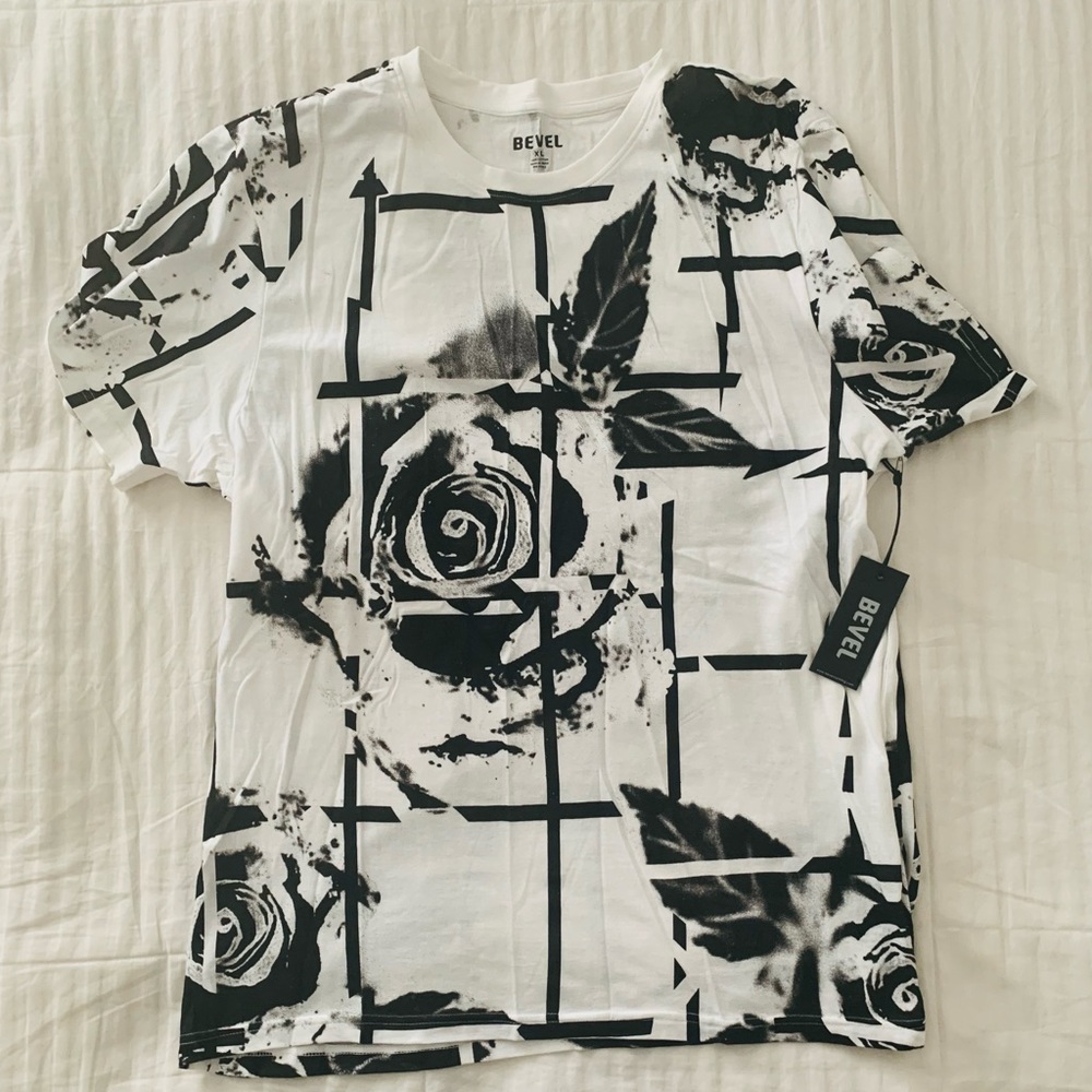 NWOT Men’s Large Bevel T-Shirt